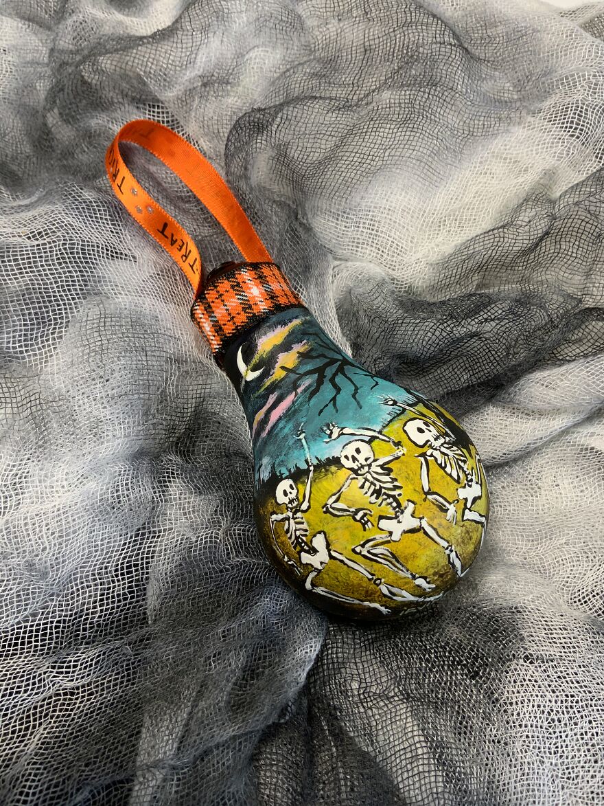 I Paint Hallowe'en Ornaments Using Burnt Out Light Bulbs (9 Pics)