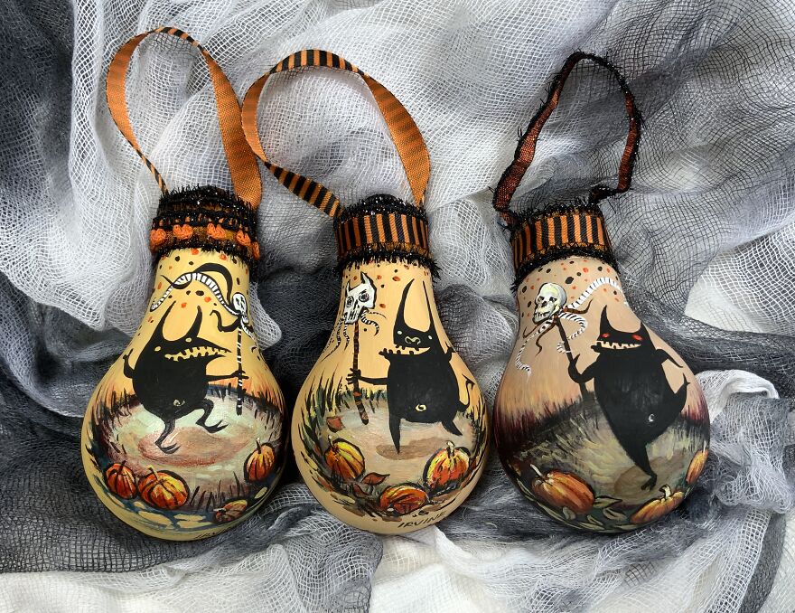 I Paint Hallowe'en Ornaments Using Burnt Out Light Bulbs (9 Pics)
