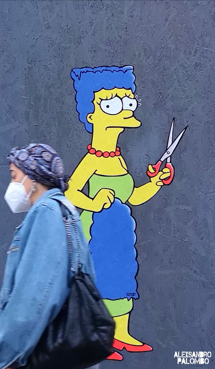 Street Art By Alexsandro Palombo "The Cut" Portrays Marge Simpson Cutting Her Iconic Hair In Solidarity With Mahsa Amini (6 Pics)