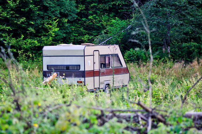 Unpaying Tenant Doesn’t Want To Leave Her Trailer So The Landlord Decides To “Move In” To Make Her Leave Unpaying Tenant Doesn’t Want To Leave Her Trailer So The Landlord Decides To “Move In” To Make Her Leave