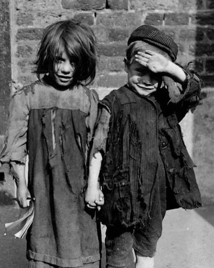 Niños pobres, este de Londres, alrededor de 1890