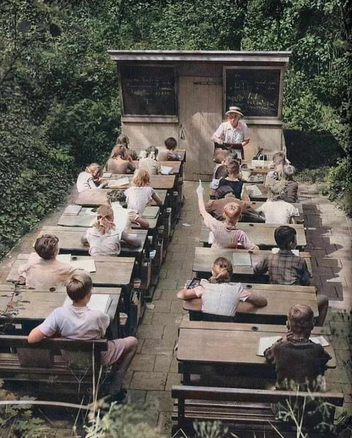 Una escuela al aire libre en 1957, Países Bajos. A principios del siglo XX se produjo un movimiento hacia las escuelas al aire libre en Europa