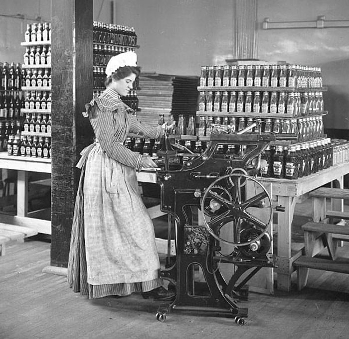 Trabajadora embotellando ketchup en la fábrica original de Heinz, alrededor de 1897