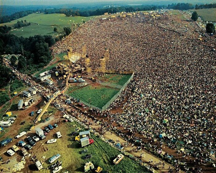Vista aérea de más de 400.000 personas en Woodstock, 1969