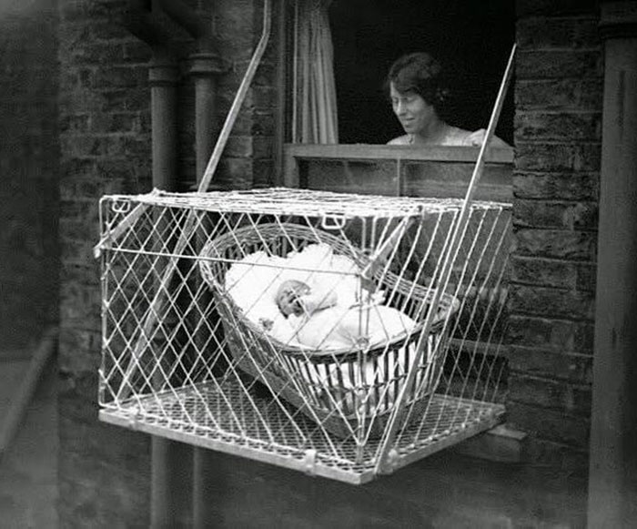 En los años 30, las jaulas para bebés se utilizaban para garantizar que los niños que vivían en edificios de apartamentos recibieran suficiente aire fresco y luz solar.