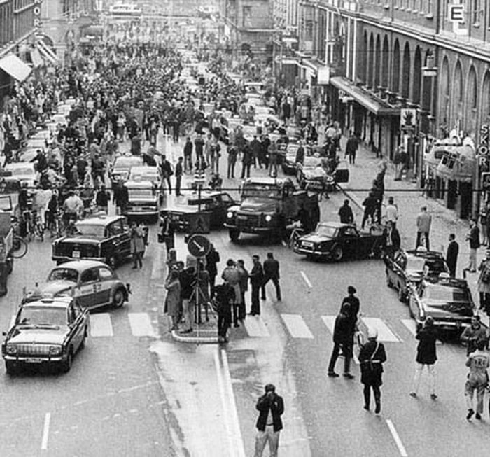 Primera mañana después de que Suecia pasara de conducir por la izquierda a hacerlo por la derecha, 1967