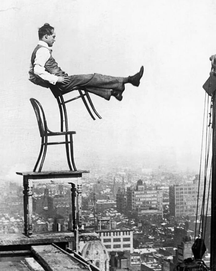 La "mosca humana" John "Jammie" Reynolds haciendo equilibrio en un tejado de Nueva York, década de 1910