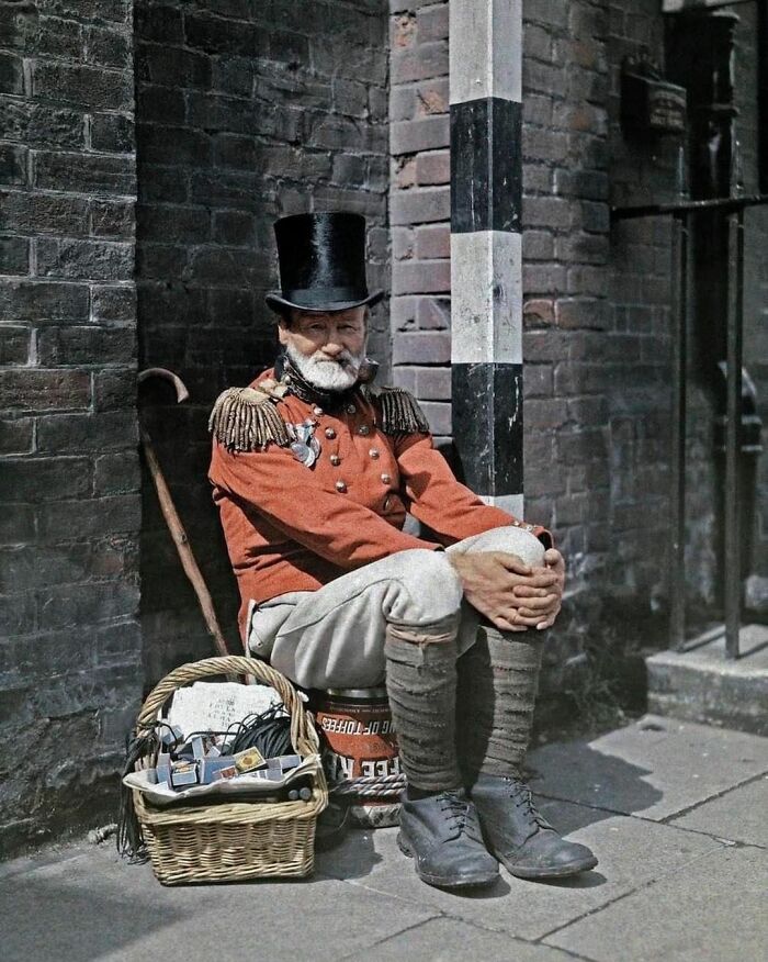Un veterano de guerra vende fósforos en la calle, en Canterbury, Kent. Inglaterra - Alrededor de 1930