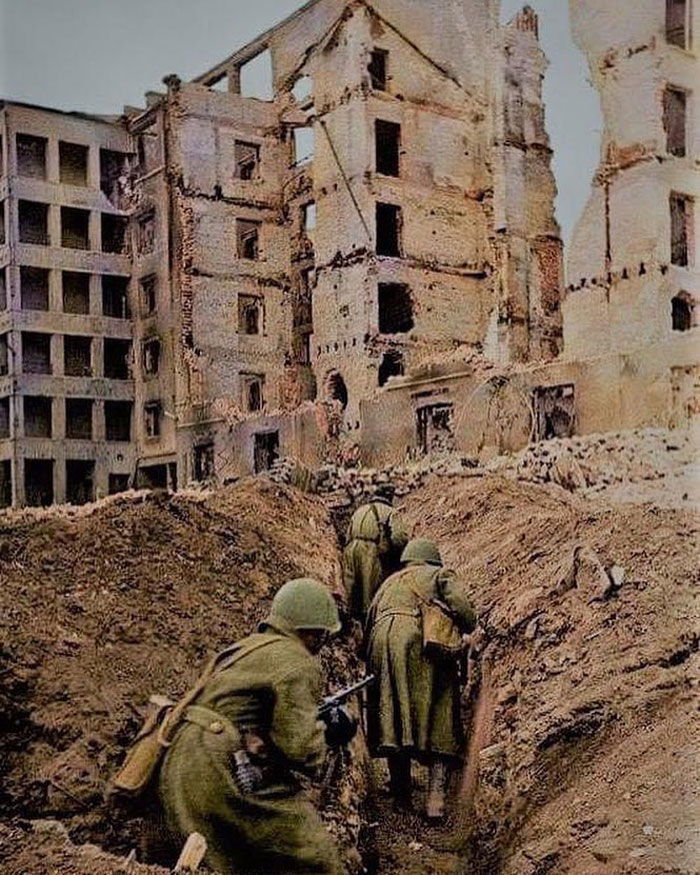 Soviet Soldiers During The Siege On Stalingrad (1942-1943)