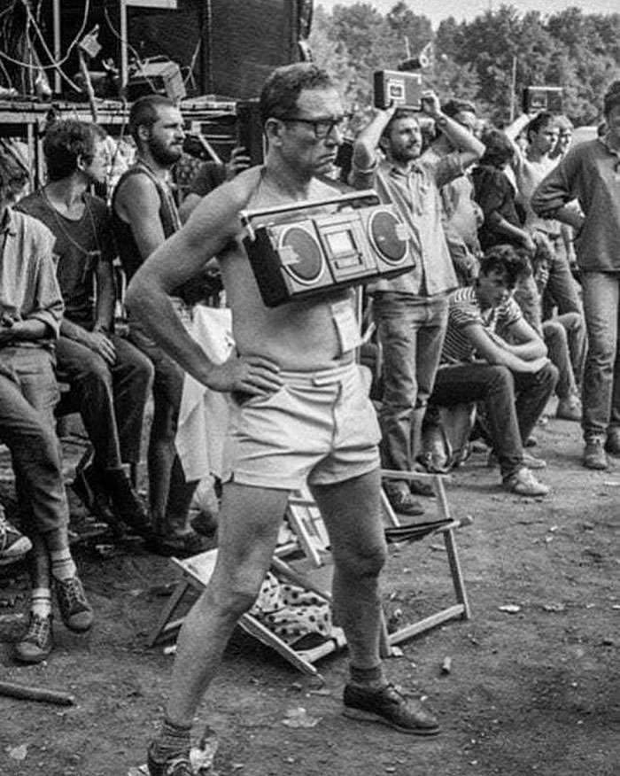 Un hombre grabando una cinta de casete en un festival de música en Polonia, en la década de 1980. (Tomada por Krzysztof Wójcik)
