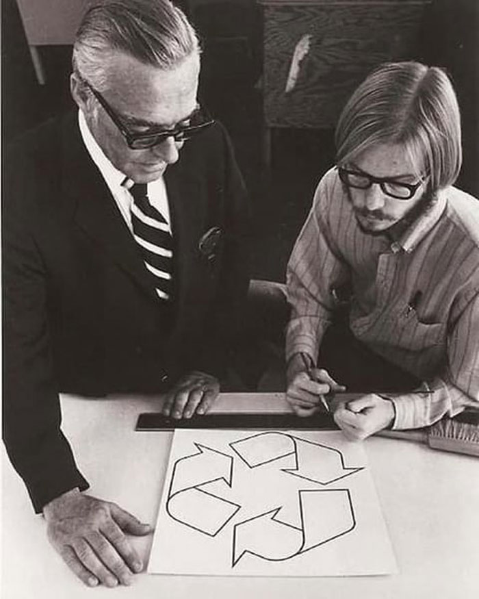 La creación del logotipo del reciclaje por G. Anderson, de 23 años. (1970)