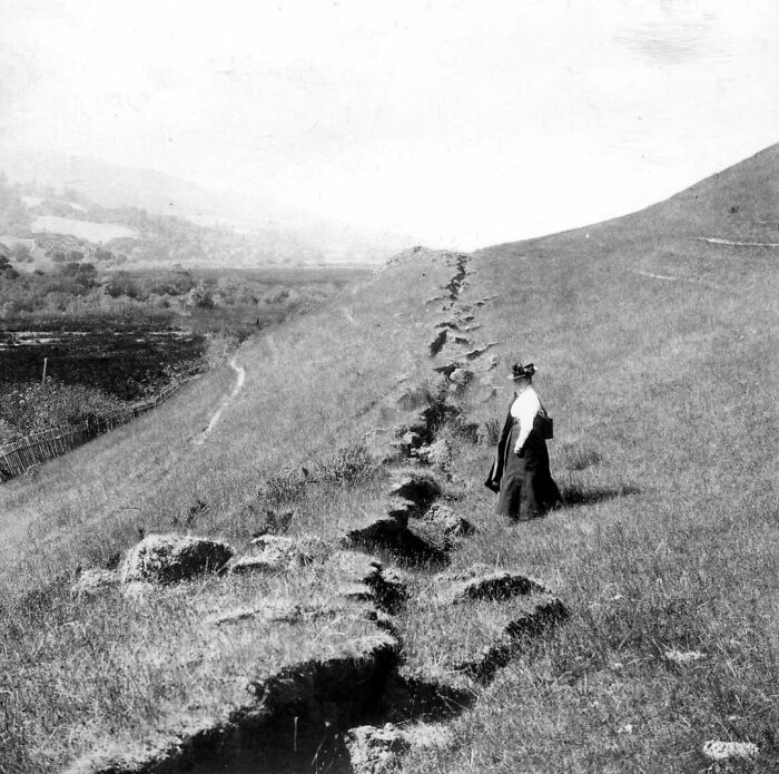 La célebre botánica Alice Eastwood inspecciona la fisura de la falla claramente visible que quedó cerca de Olema, California, tras el terremoto de 1906 que sacudió la falla de San Andrés