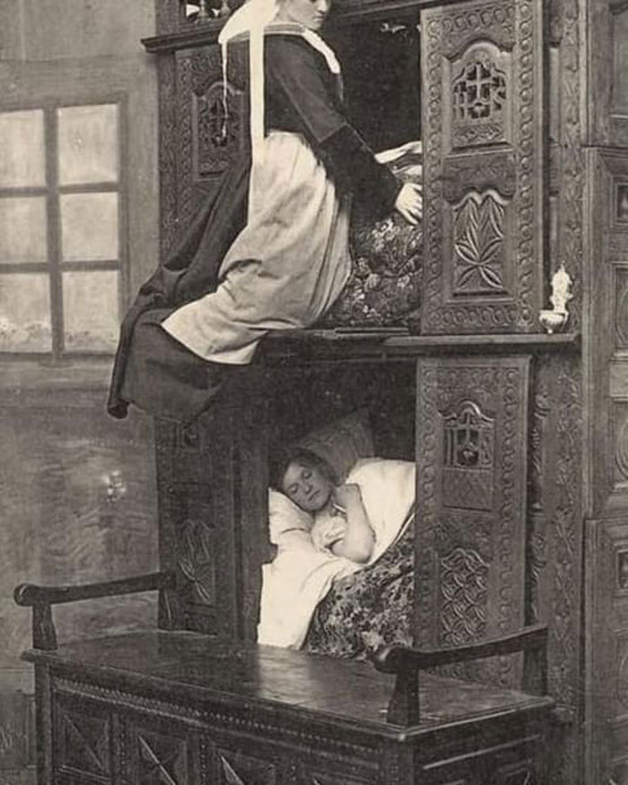 Cama cerrada francesa. En Bretaña, la cama cerrada, o cama de caja, era un mueble tradicional, presente en otros países europeos