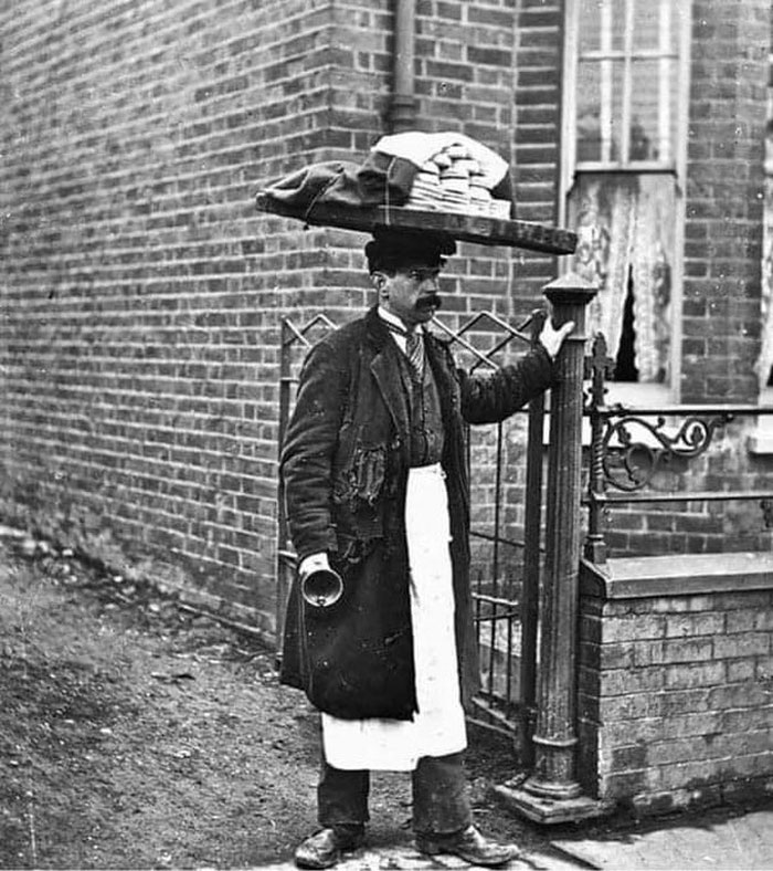 El hombre de los panecillos en 1910, Londres. Tocaba una campana mientras caminaba por las calles con su mercancía en una charola sobre la cabeza