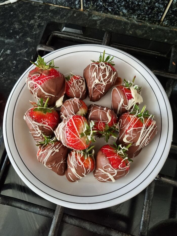 My Sister Was Having A Bad Day So We Made Chocolate Covered Strawberries!!!
