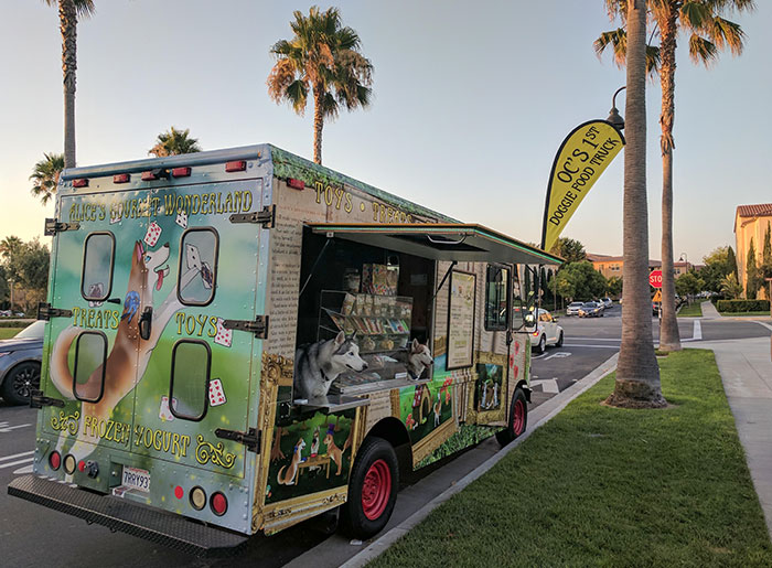 Este es un camión de comida hecho específicamente para la comida de perros, principalmente yogur congelado para perros