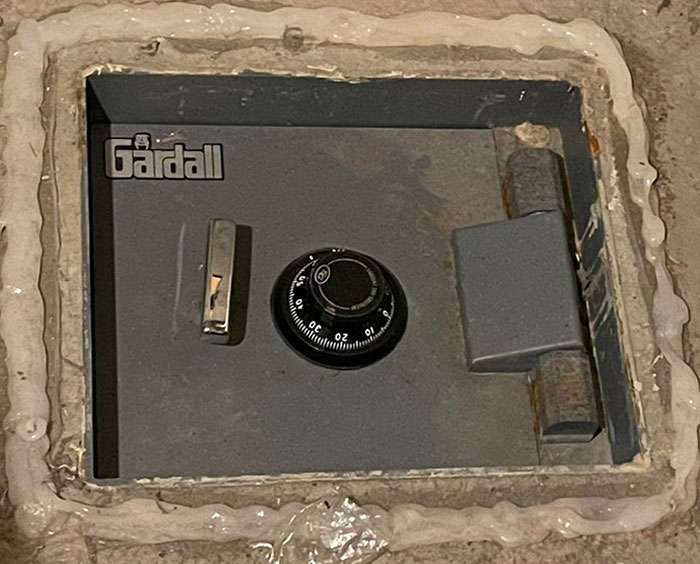 Compré mi casa hace 6 meses y encontré esta caja fuerte escondida al quitar una vieja estufa que se quedó aquí
