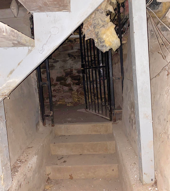 Haciendo trabajos eléctricos en esta casa que fue construida en el 1800 y hay una celda de prisión bajo las escaleras del sótano