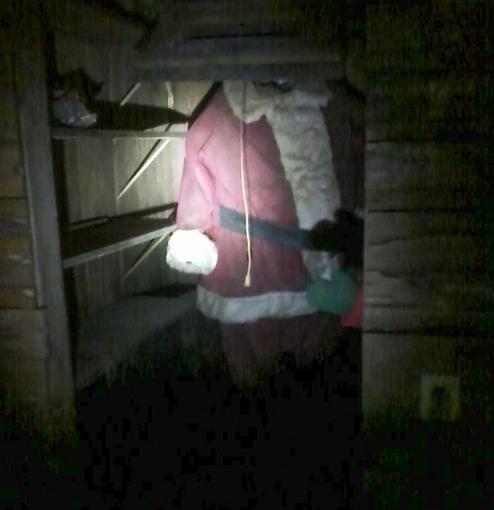 Una familia compró una casa para venderla hace unos años. Había un Papá Noel de 2 metros de altura sin cabeza en el sótano junto con esqueletos de gatos