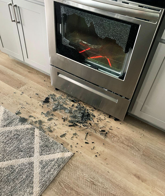 Por alguna razón, el horno explotó