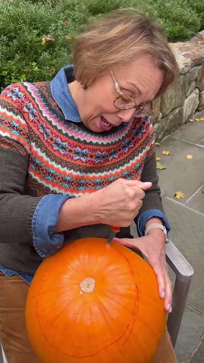 "Do's And Don'ts Of Pumpkin Carving" From This Grandma With Over 2.6M Followers "Do's And Don'ts Of Pumpkin Carving" From This Grandma With Over 2.6M Followers
