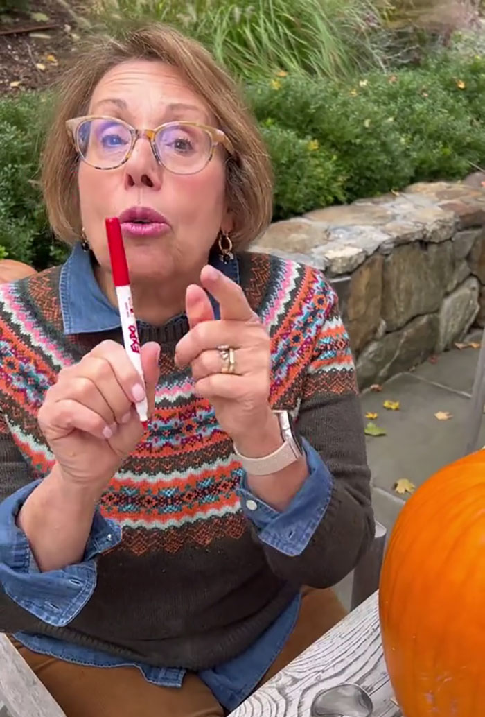 "Do's And Don'ts Of Pumpkin Carving" From This Grandma With Over 2.6M Followers "Do's And Don'ts Of Pumpkin Carving" From This Grandma With Over 2.6M Followers