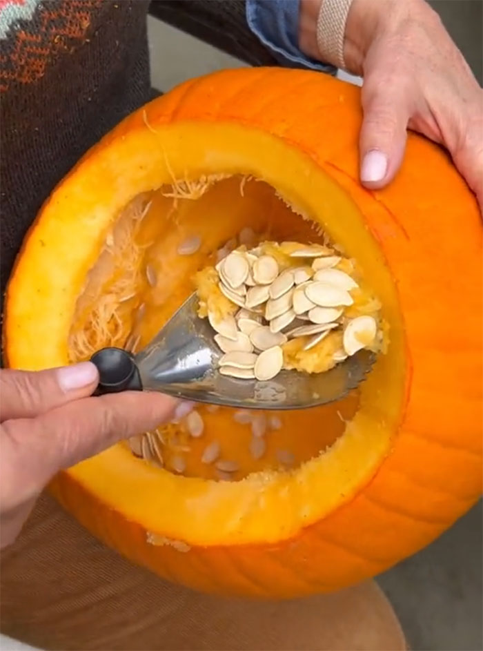 "Do's And Don'ts Of Pumpkin Carving" From This Grandma With Over 2.6M Followers "Do's And Don'ts Of Pumpkin Carving" From This Grandma With Over 2.6M Followers