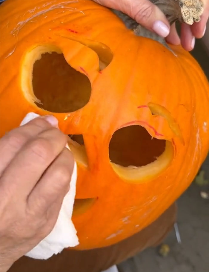 "Do's And Don'ts Of Pumpkin Carving" From This Grandma With Over 2.6M Followers "Do's And Don'ts Of Pumpkin Carving" From This Grandma With Over 2.6M Followers