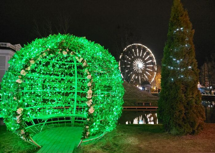 I Took These Photos Last Night When Walking Down The Street (14 Pics)