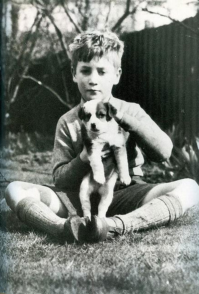 El pequeño John Lennon con su cachorro