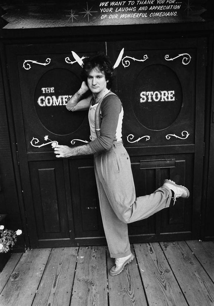 El joven Robin Williams frente al famoso Comedy Store