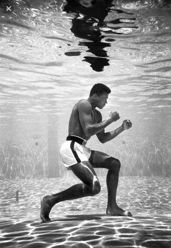 Muhammad Ali entrenando en una piscina del hotel Sir John de Miami, 1961