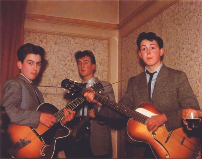 Los Beatles, 1957. John Lennon - 16 años, George Harrison y Paul Mccartney - 15 años