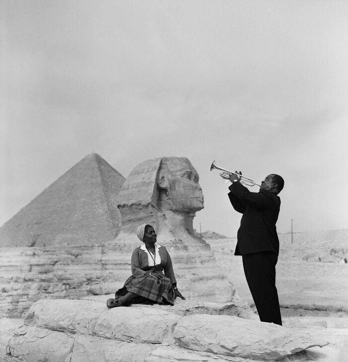 Louis Armstrong tocando la trompeta para su esposa, Lucille, frente a la Gran Esfinge y las Pirámides en Giza, Egipto