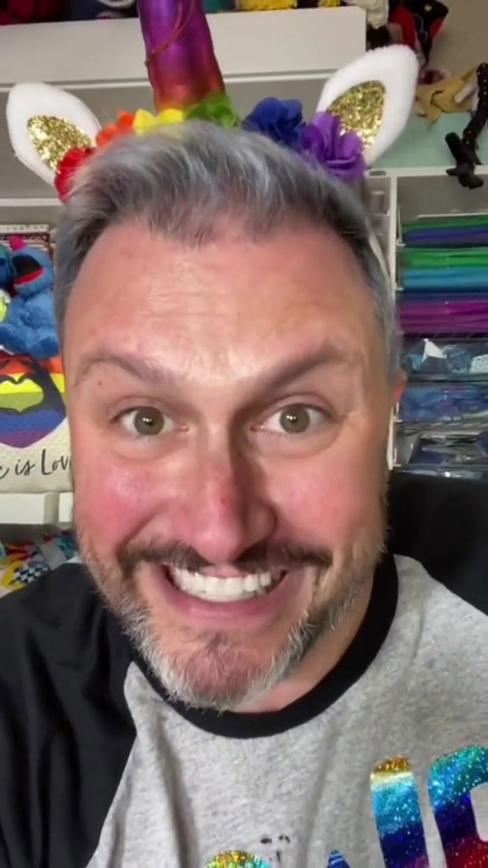 Dad Refuses To Participate In "Large-Scale Global Gaslighting" And Tells His Adopted Daughter That Santa And The Tooth Fairy Are Just Fictional Characters Dad Refuses To Participate In "Large-Scale Global Gaslighting" And Tells His Adopted Daughter That Santa And The Tooth Fairy Are Just Fictional Characters