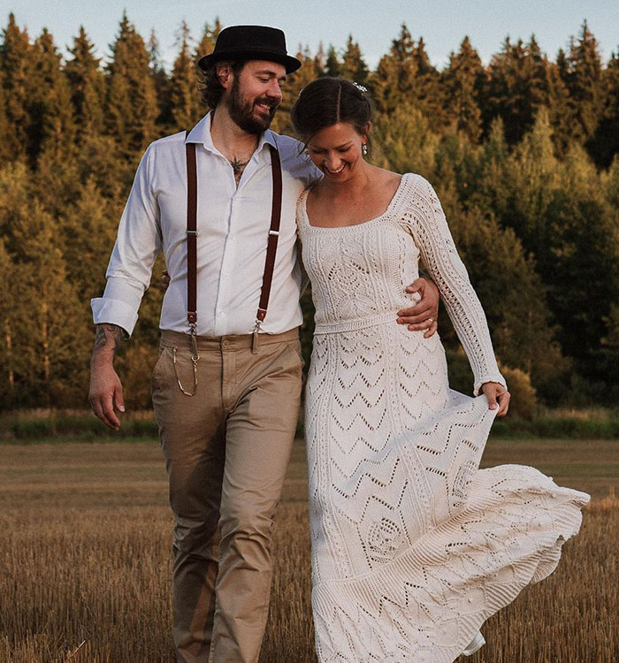 This Bride Finished Knitting Her Wedding Dress 4 Days Before The Wedding, Documented The Entire Process And Shared It Online