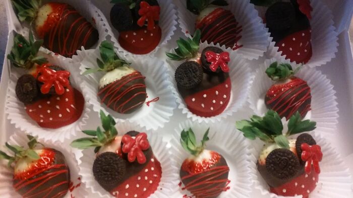 Mini Mouse Chocolate Covered Strawberries