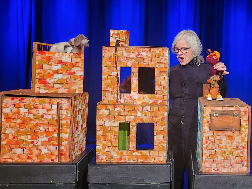 Mice, A Cat, A Pigeon And A Wool Ant Come To Life On Stage (13 Pics)