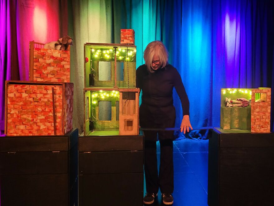 Mice, A Cat, A Pigeon And A Wool Ant Come To Life On Stage (13 Pics) Mice, A Cat, A Pigeon And A Wool Ant Come To Life On Stage (13 Pics)