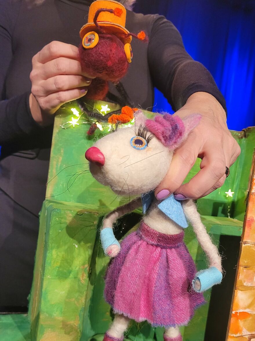 Mice, A Cat, A Pigeon And A Wool Ant Come To Life On Stage (13 Pics)