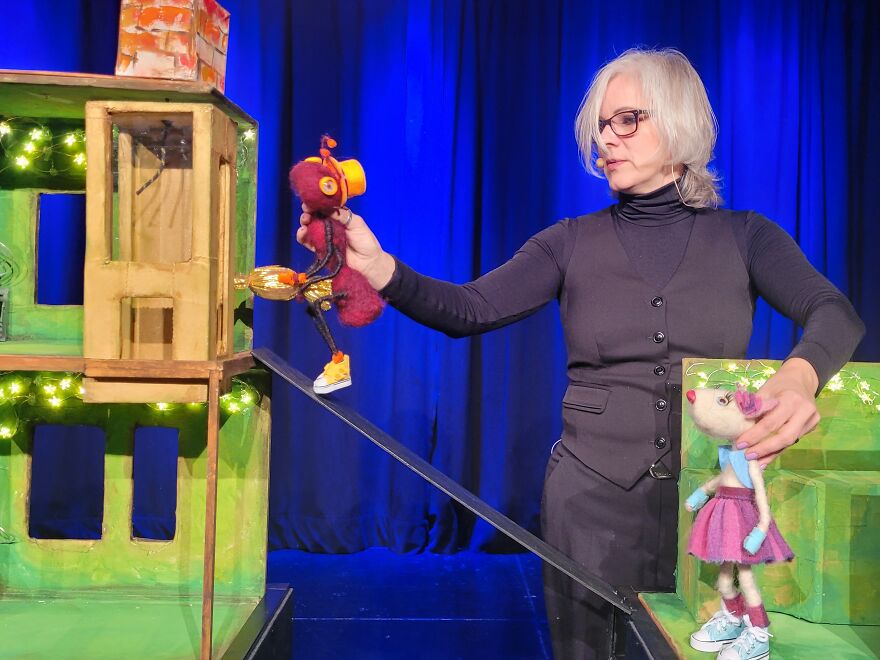 Mice, A Cat, A Pigeon And A Wool Ant Come To Life On Stage (13 Pics)