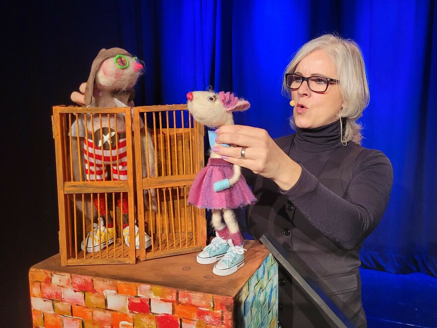 Mice, A Cat, A Pigeon And A Wool Ant Come To Life On Stage (13 Pics)