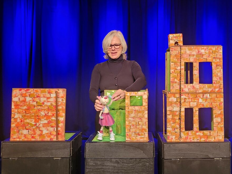 Mice, A Cat, A Pigeon And A Wool Ant Come To Life On Stage (13 Pics)