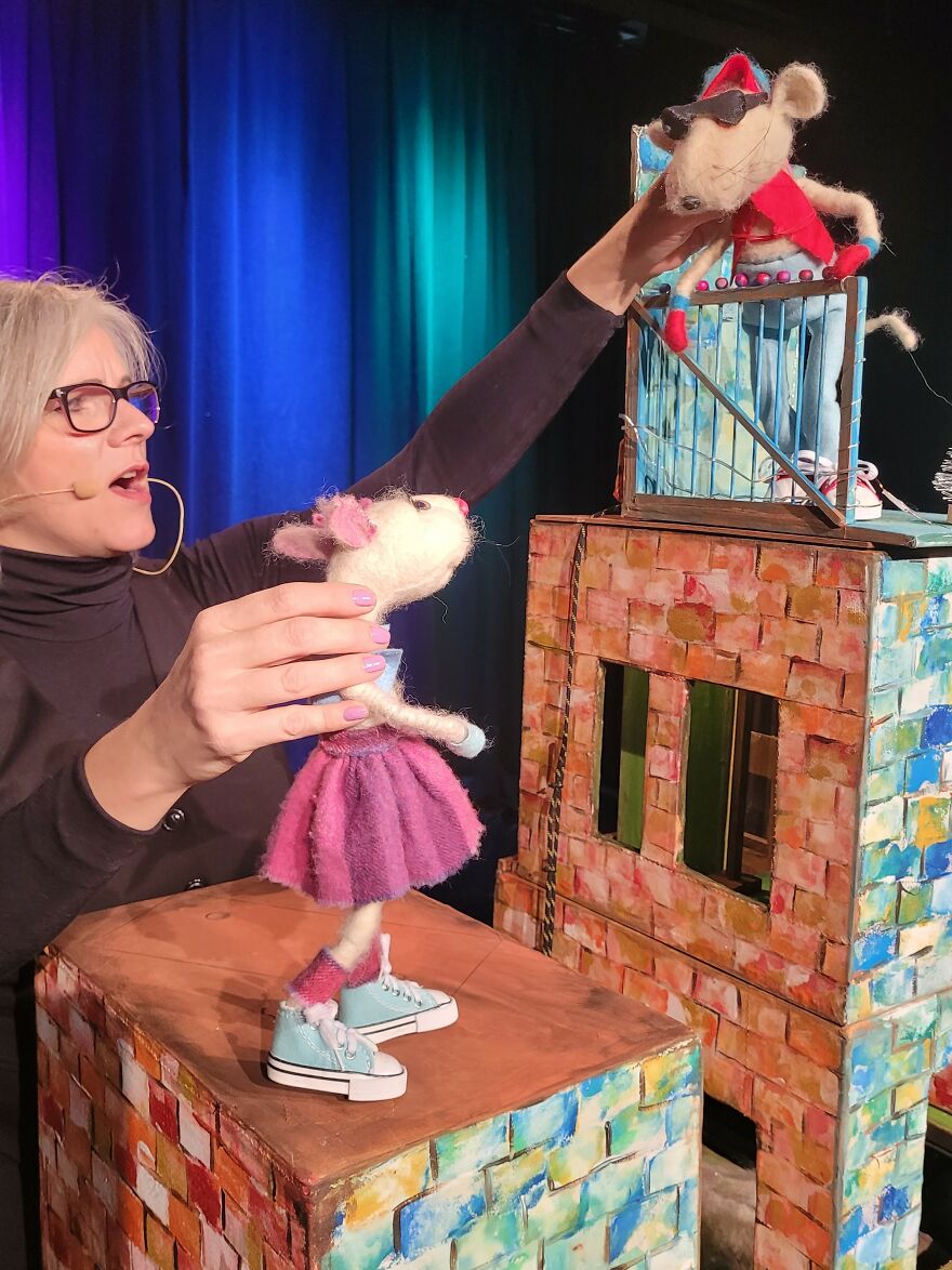 Mice, A Cat, A Pigeon And A Wool Ant Come To Life On Stage (13 Pics)