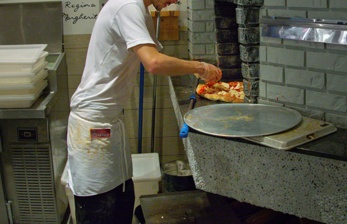 Pizza Maker Tries To Explain To Couple That They Ordered Too Many Toppings And The Pizza Won’t Cook, They Insist And The Worker Maliciously Complies Pizza Maker Tries To Explain To Couple That They Ordered Too Many Toppings And The Pizza Won’t Cook, They Insist And The Worker Maliciously Complies