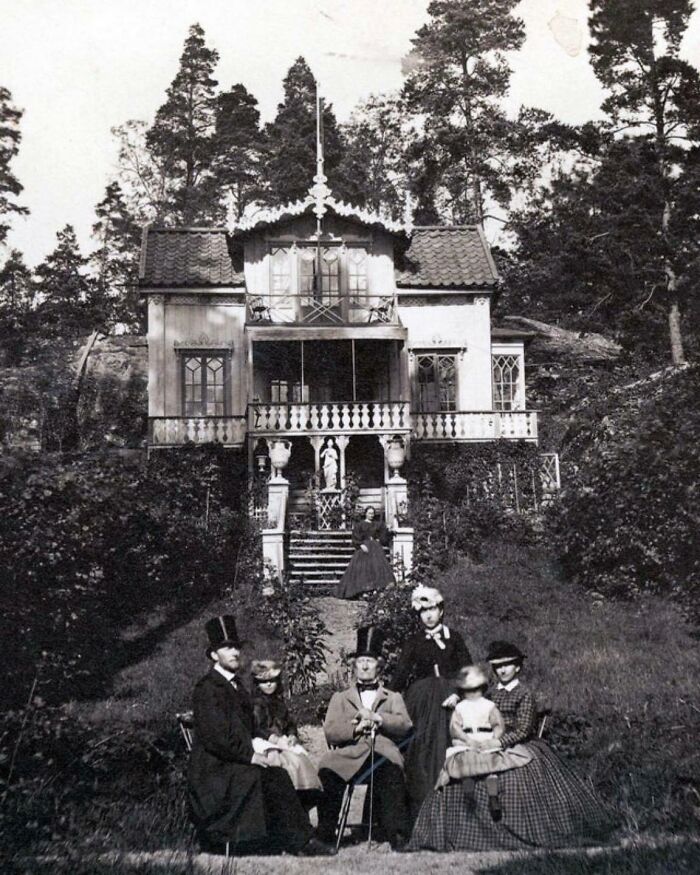 Una familia frente a su casa de verano. Estocolmo, Suecia, 1867