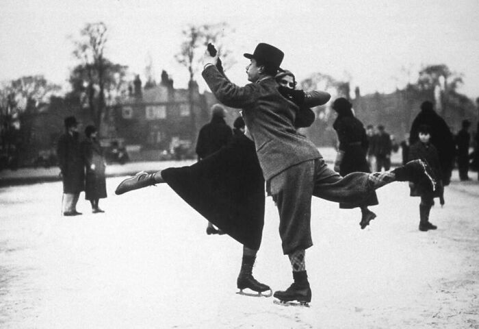 Una pareja baila con patines sobre hielo en Whitestone Pond, Hampstead, Londres, 1933