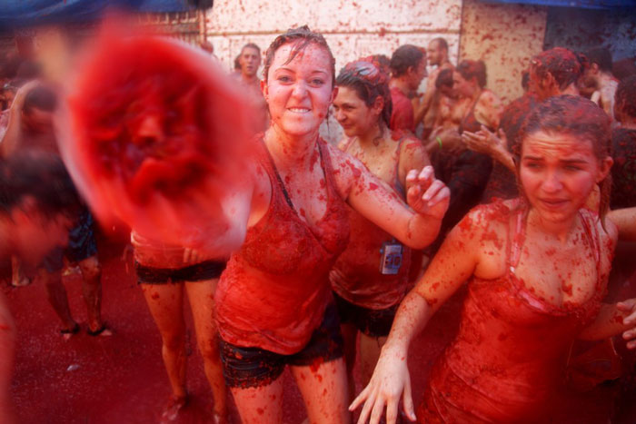 Throw Tomatoes At La Tomatina In Spain