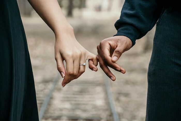 20 Actitudes que parecían normales en una relación hasta que se empieza a salir con otras personas