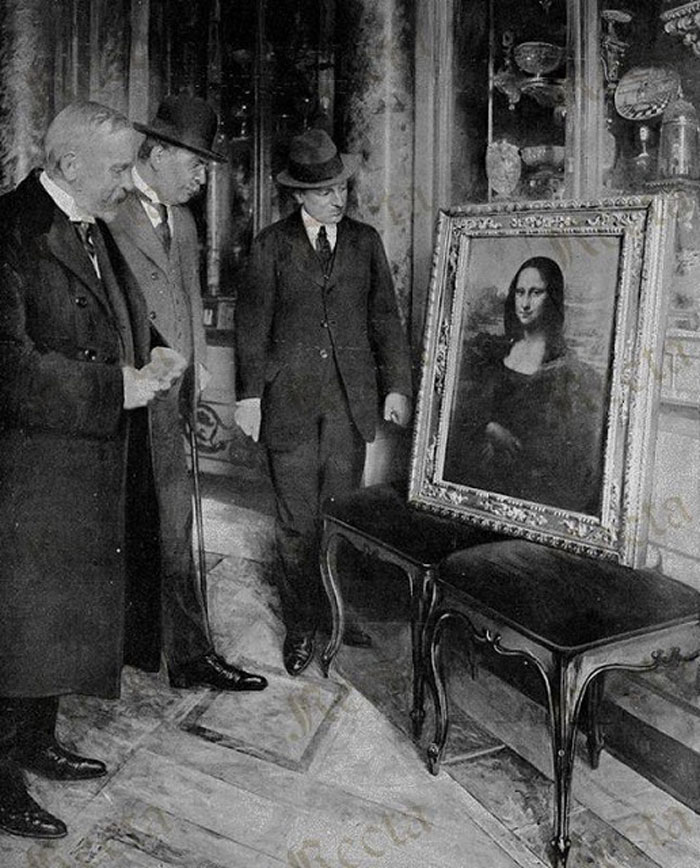 The Mona Lisa on display in the Uffizi Gallery, in Florence (Italy). Museum director Giovanni Poggi (right) inspects the painting, 1913
